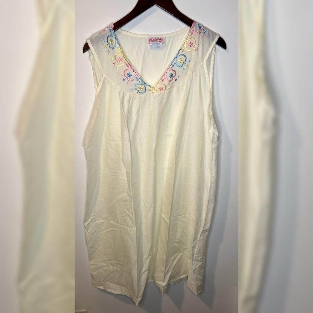 Lady Lindsay vintage yellow floral‎ nightgown